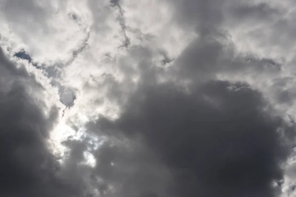 Kümülüs bulutları mavi gökyüzünde.