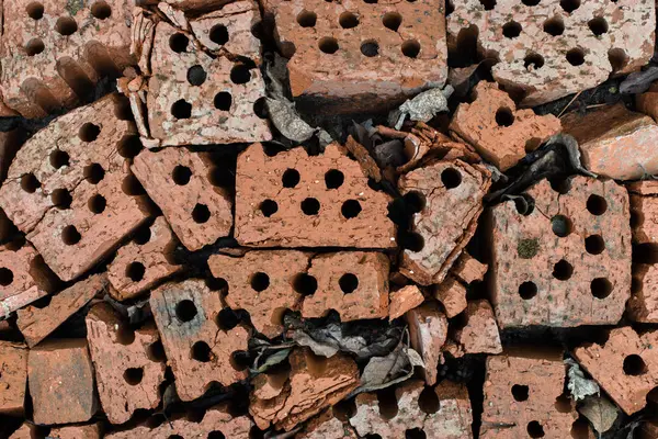 kırık tuğla yere yatıyor