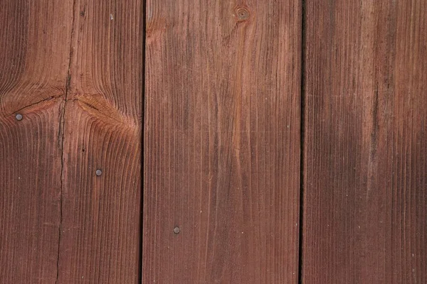 Paslı çivilerle çivilenmiş eski tahta tahtalar.