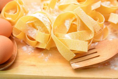 Pappardelle makarna çeşitleri ile yumurta