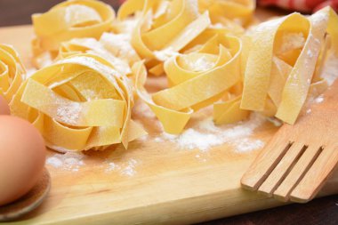 Pappardelle makarna çeşitleri ile yumurta