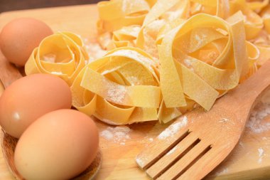 Pappardelle makarna çeşitleri ile yumurta