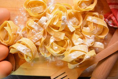 Pappardelle makarna çeşitleri ile yumurta