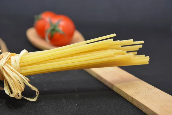 Spaghetti Tomato Pasta Italiana Sulla Spoon Legno — Foto Stock