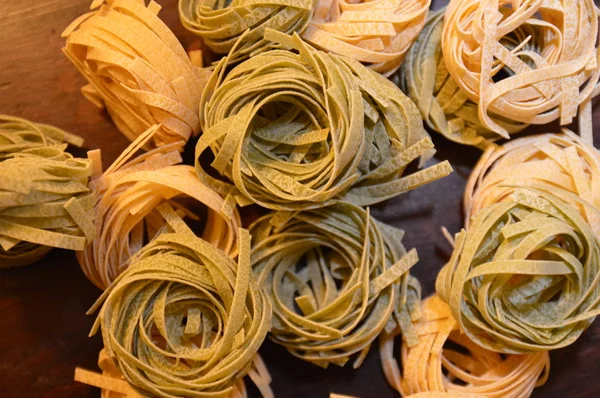 Tagliatelle Pâtes Italiennes Vertes Blanches Aux Œufs — Photo