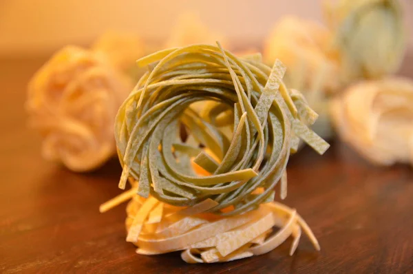 Tagliatelle Pasta Bianca Verde Con Uova — Foto Stock