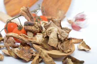 geleneksel İtalyan yemekleri kuru ve domates Porcini mantar