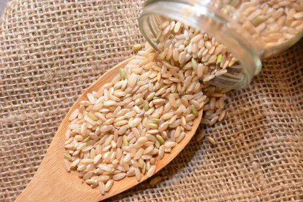 tahta kaşık ve bardak kahverengi organik pirinç