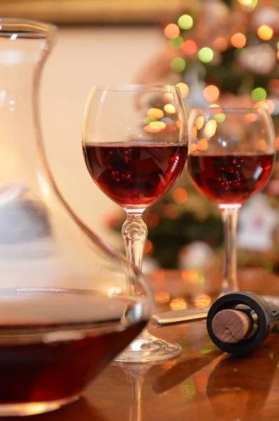 bardak ve şişe kırmızı şarap