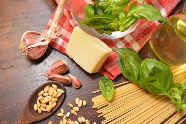 Ingredientes Italianos Para Preparação Molho Pesto Óleo Manjericão Queijo Alho — Fotografia de Stock