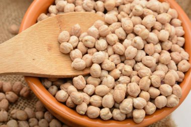 Nohut baklagiller tahta kaşık üzerinde