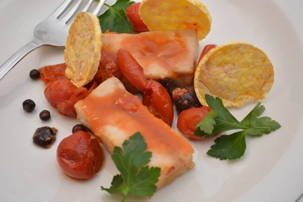 Codice Fette Piatto Pesce Con Pomodoro Oliva Prezzemolo Gourmet Cucina — Foto Stock