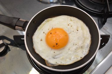 Tavada pişmiş yumurta. 