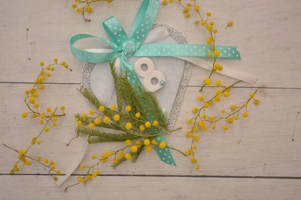 Kadınların bayram günü 8 Mart mimoza çiçeği