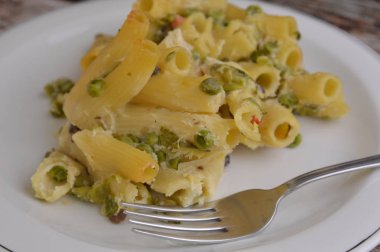 İtalyan makarnası, bezelye kabağı krem peynirli, fırında yemek.