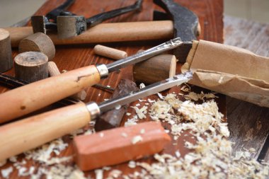 Marangozlar için çalışma araçları ve ahşap malzemelerin restorasyonu