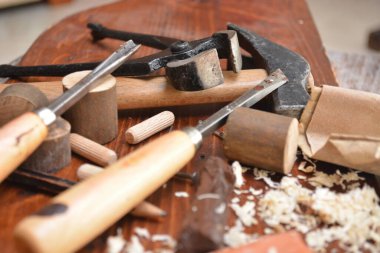 Marangozlar için çalışma araçları ve ahşap malzemelerin restorasyonu