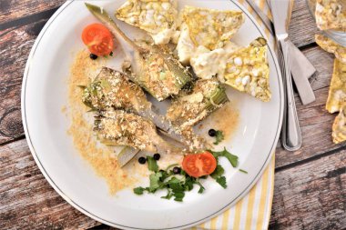 İtalyan peynirli peynirli fırında graten İtalyan yemeği.