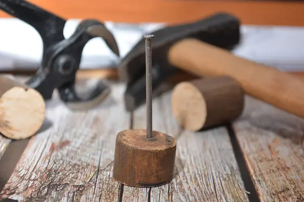 Marangoz işi aletleri çekiç tırnak kıskacı