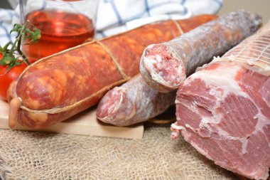 Tipik İtalyan domuz salamı ve sosis.