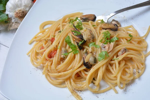 Espaguete Com Moluscos Mexilhões Prato Italiano — Fotografia de Stock