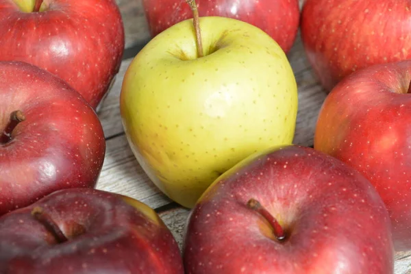 Fruta Fresca Manzana Roja Manzana Verde Concepto Diferencia — Foto de Stock