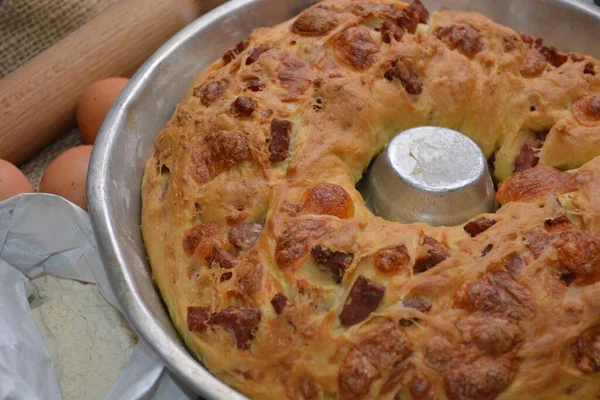나폴리 사람들은 전통적 토르타 음식에 돼지고기 살라미와 치즈를 곁들인 케이크를 — 스톡 사진