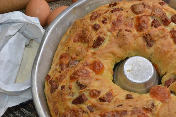 Neapolitansk Saltad Kaka Traditionell Tortano Rustik Mat Med Fläsk Salami — Stockfoto