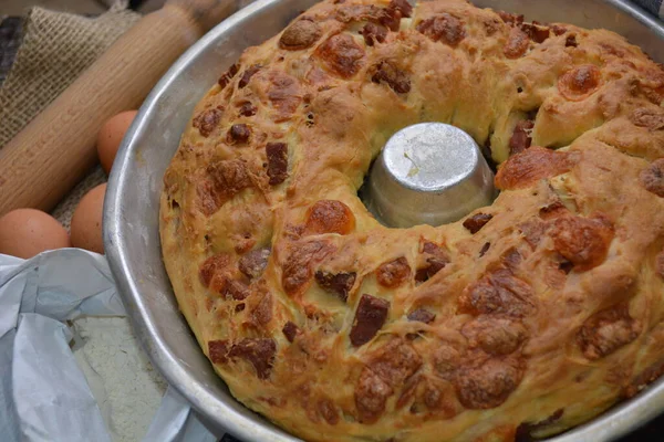 Ναπολιτάν Παστό Κέικ Παραδοσιακό Tortano Ρουστίκ Φαγητό Χοιρινό Σαλάμι Και Εικόνα Αρχείου
