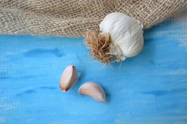 Mavi arka planda sarımsaklı sebze içeriği.