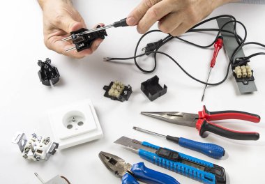 Ahşap arka plan üzerinde elektrik araç kümesi. Mühendislik çalışmaları, enerji kavramı için aksesuarlar