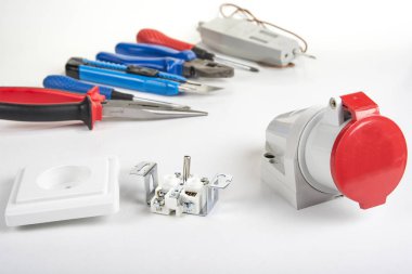 Ahşap arka plan üzerinde elektrik araç kümesi. Mühendislik çalışmaları, enerji kavramı için aksesuarlar