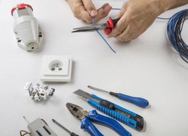 Ahşap arka plan üzerinde elektrik araç kümesi. Mühendislik çalışmaları, enerji kavramı için aksesuarlar
