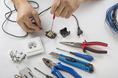 Ahşap arka plan üzerinde elektrik araç kümesi. Mühendislik çalışmaları, enerji kavramı için aksesuarlar
