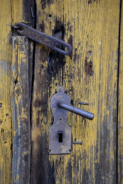 Винтажная Ржавая Дверная Ручка Деревянной Двери — стоковое фото