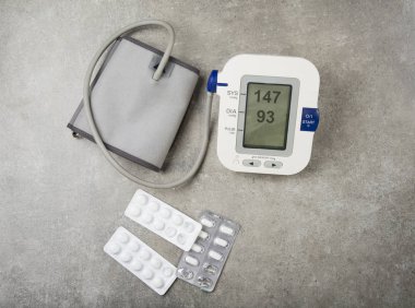 Yüksek tansiyon konsepti. Kullanılmış haplar ve haplarla yüksek tansiyon