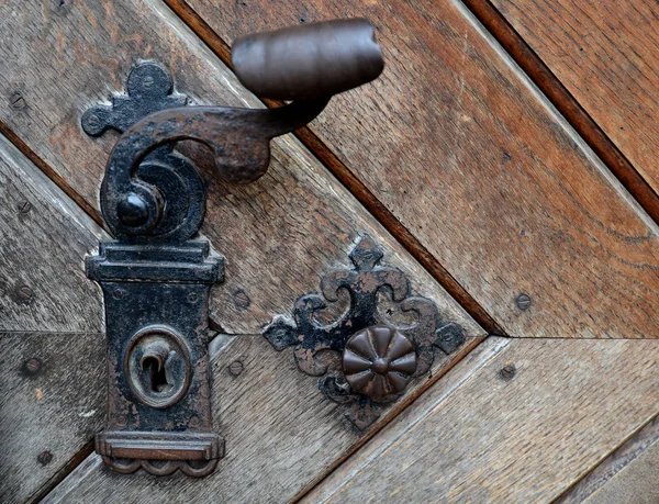 Винтажная Ржавая Дверная Ручка Деревянной Двери — стоковое фото