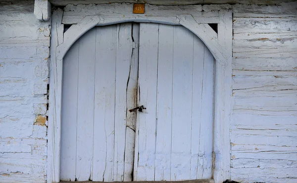 Винтажная Двойная Дверь Старом Деревянном Доме — стоковое фото