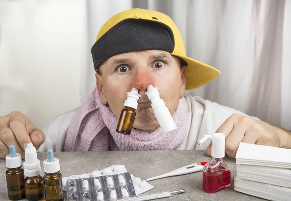 Zimna Koncepcja Chory Człowiek Grypą Przyjmujący Aerozol Nosa — Zdjęcie stockowe