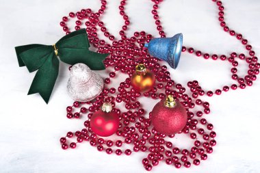 Noel arkaplanı dekorasyon çanlarıyla, kurdele beyaz.