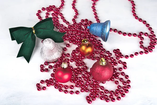 装飾の鐘 白いリボンを持つクリスマスの背景 — ストック写真