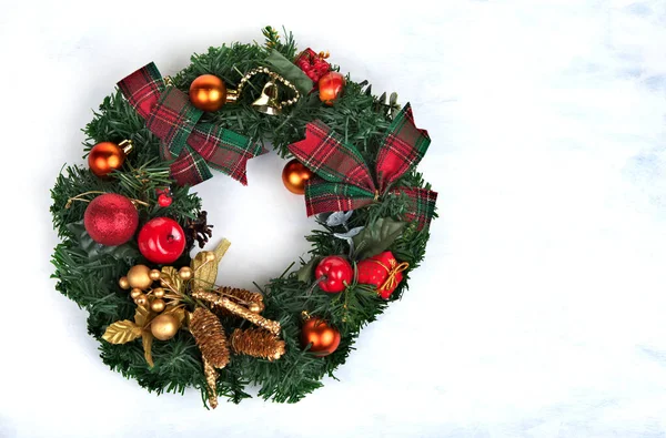 Kerst Achtergrond Met Decoraties Hulst Kado Dozen Lint Wit — Stockfoto