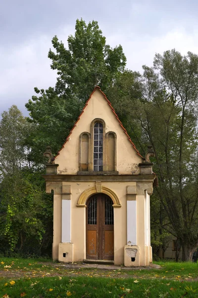 Liten Vit Kapell Skogen Polen — Stockfoto