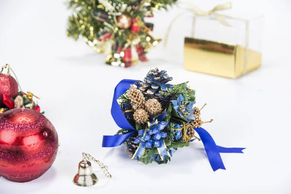 Fundo Natal Com Decorações Sinos Fita Bolas Branco — Fotografia de Stock