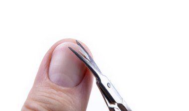 Beyaz erkek eli tırnaklarını gösteriyor ve kesiyor..