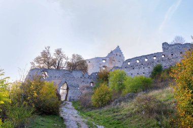 Slovakya, Podhradie - 20 Ekim 2017. 11. yüzyıldan kalma Topolcany şatosunun kalıntıları.