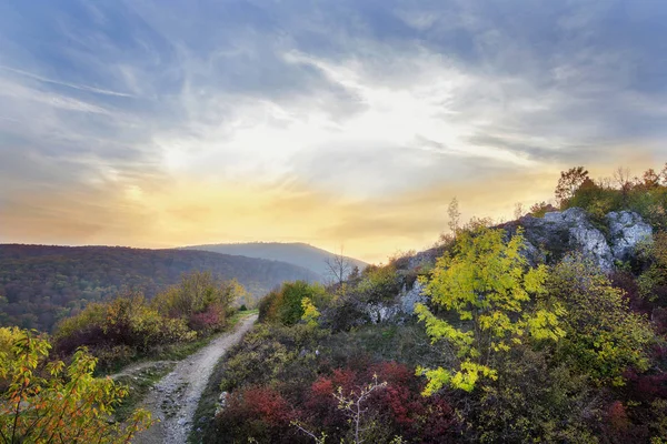 Góra Skałami Jesienią Kolorze Żółtym Czerwonym Scena Jesienna — Zdjęcie stockowe