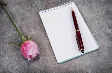 Pembe gül ve dolgulu ya da boş kopya alanı olan tebrik kartı