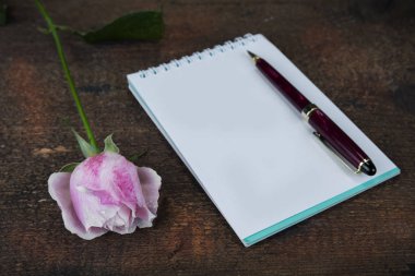 Pembe gül ve dolgulu ya da boş kopya alanı olan tebrik kartı