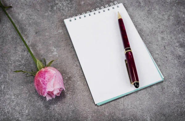 Pembe gül ve dolgulu ya da boş kopya alanı olan tebrik kartı